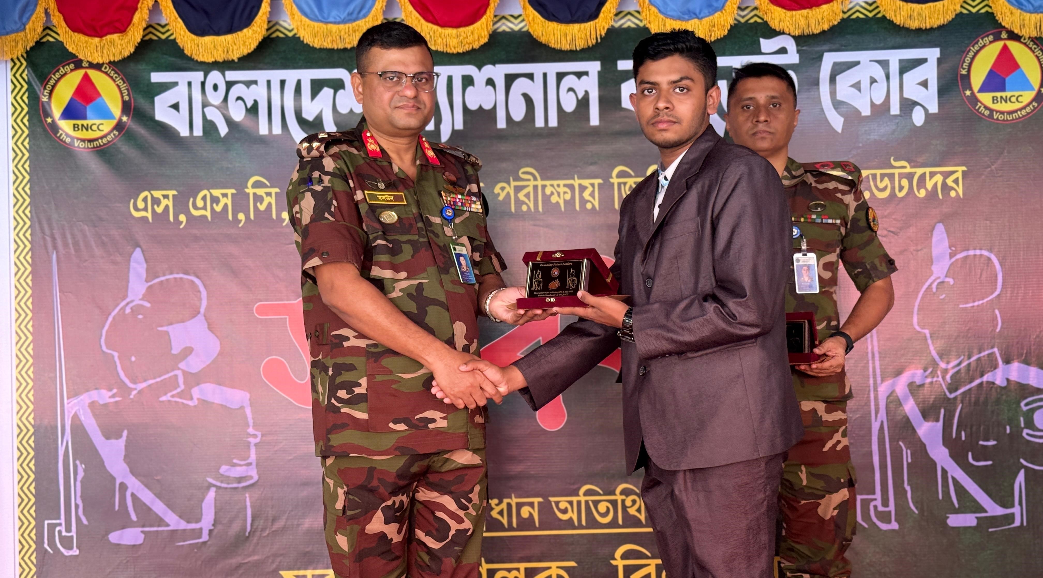 ময়নামতি রেজিমেন্ট বিএনসিসির উদ্যোগে  এসএসসি ও এইচএসসি জিপিএ ৫ প্রাপ্ত ক্যাডেটদের সংবর্ধনা প্রদান